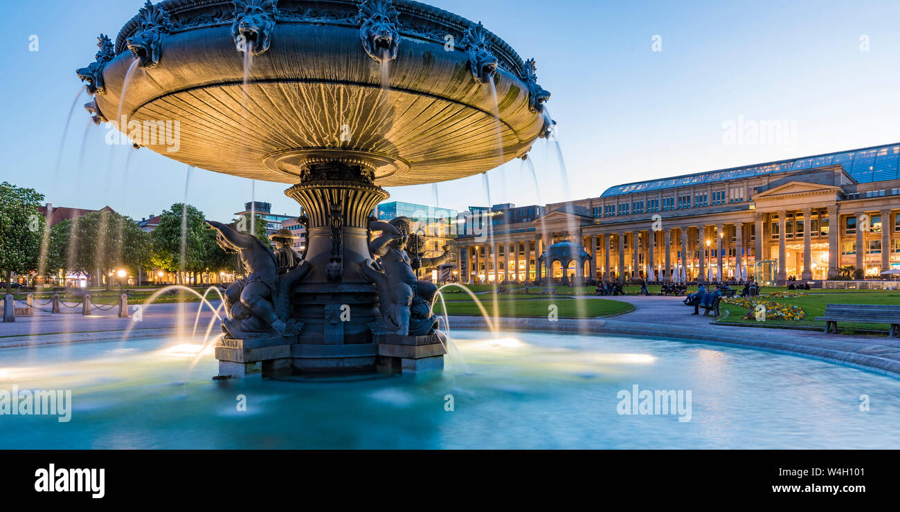 Fountain in public square hi-res stock photography and images - Alamy
