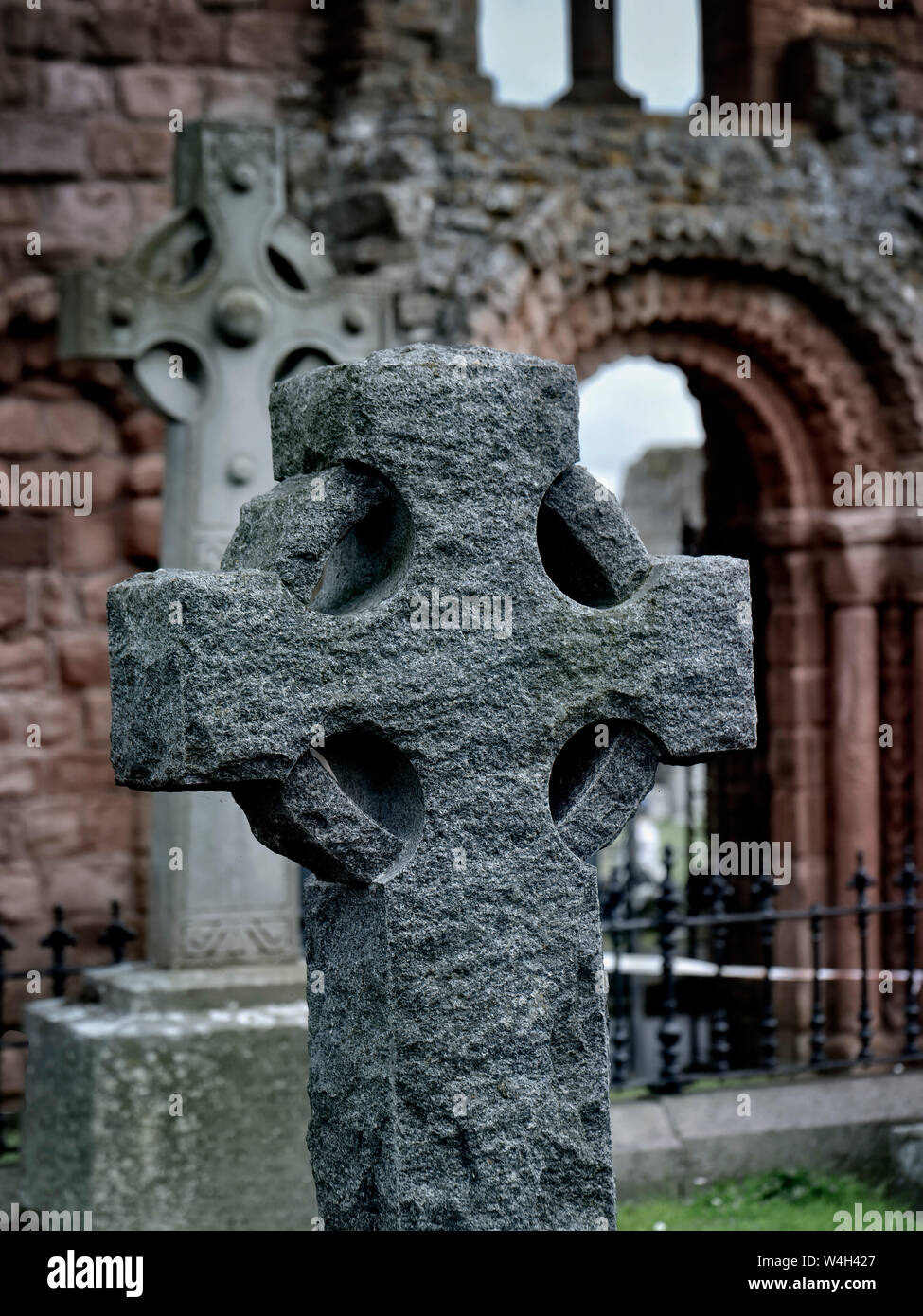 Old Celtic cross in the grounds of Lindisfarne Priory Stock Photo