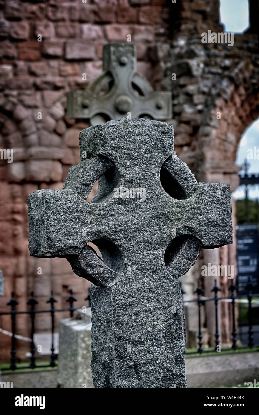 Old Celtic cross in the grounds of Lindisfarne Priory Stock Photo