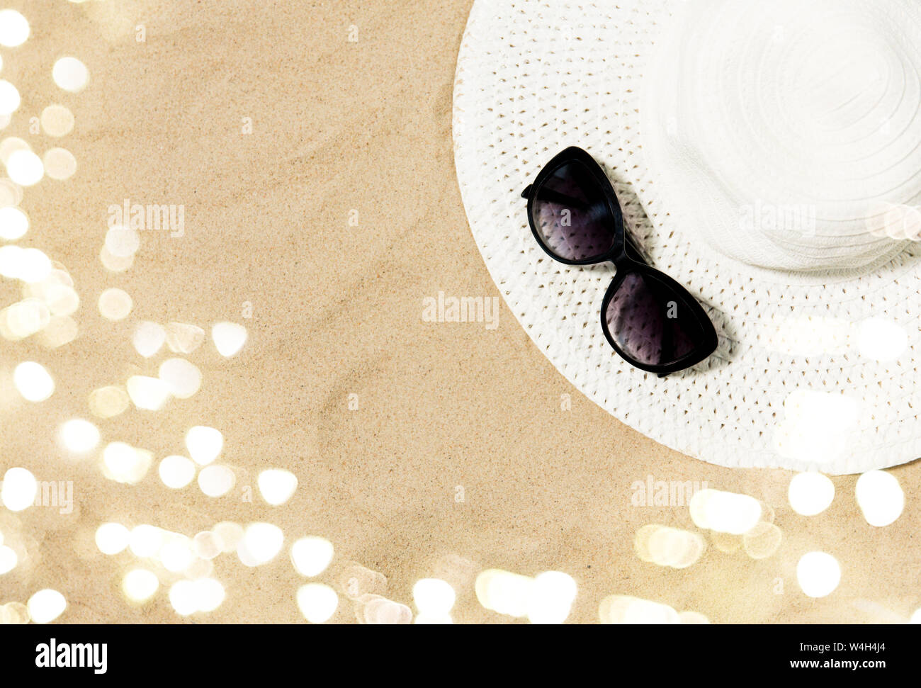 straw hat and sunglasses on beach sand Stock Photo - Alamy