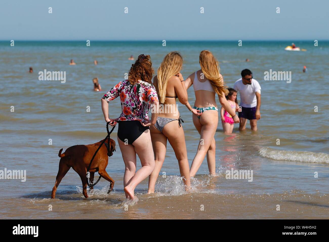 Camber East Sussex Uk 23 Jul 19 Uk Weather A Welcome Breeze Greets These Beach Goers At The Camber Sands In East Sussex On A Very Hot And Sunny Afternoon These Woman Camber East Sussex Uk 23 Jul 19 Uk Weather A Welcome Breeze Greets These Beach Goers At The Camber Sands In East Sussex On A Very Hot And Sunny Afternoon These Woman