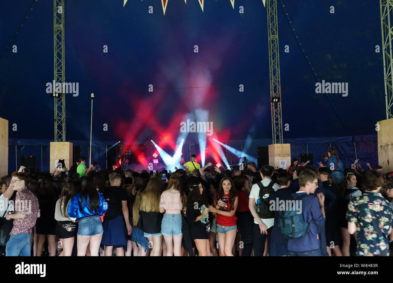 Teenagers listening to a concert hi-res stock photography and images ...