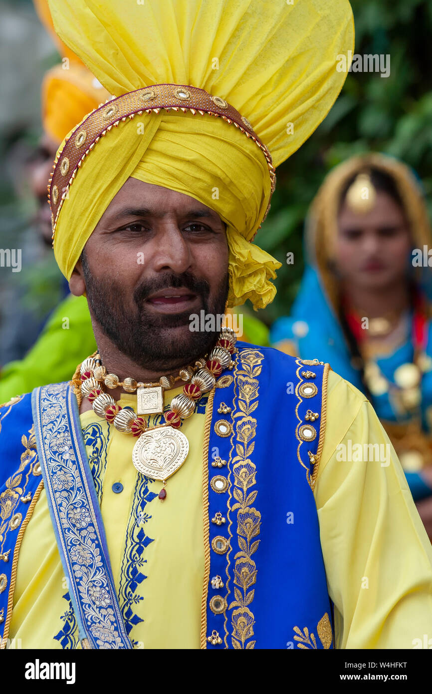 Man wearing traditional Indian national dress Stock Photo - Alamy