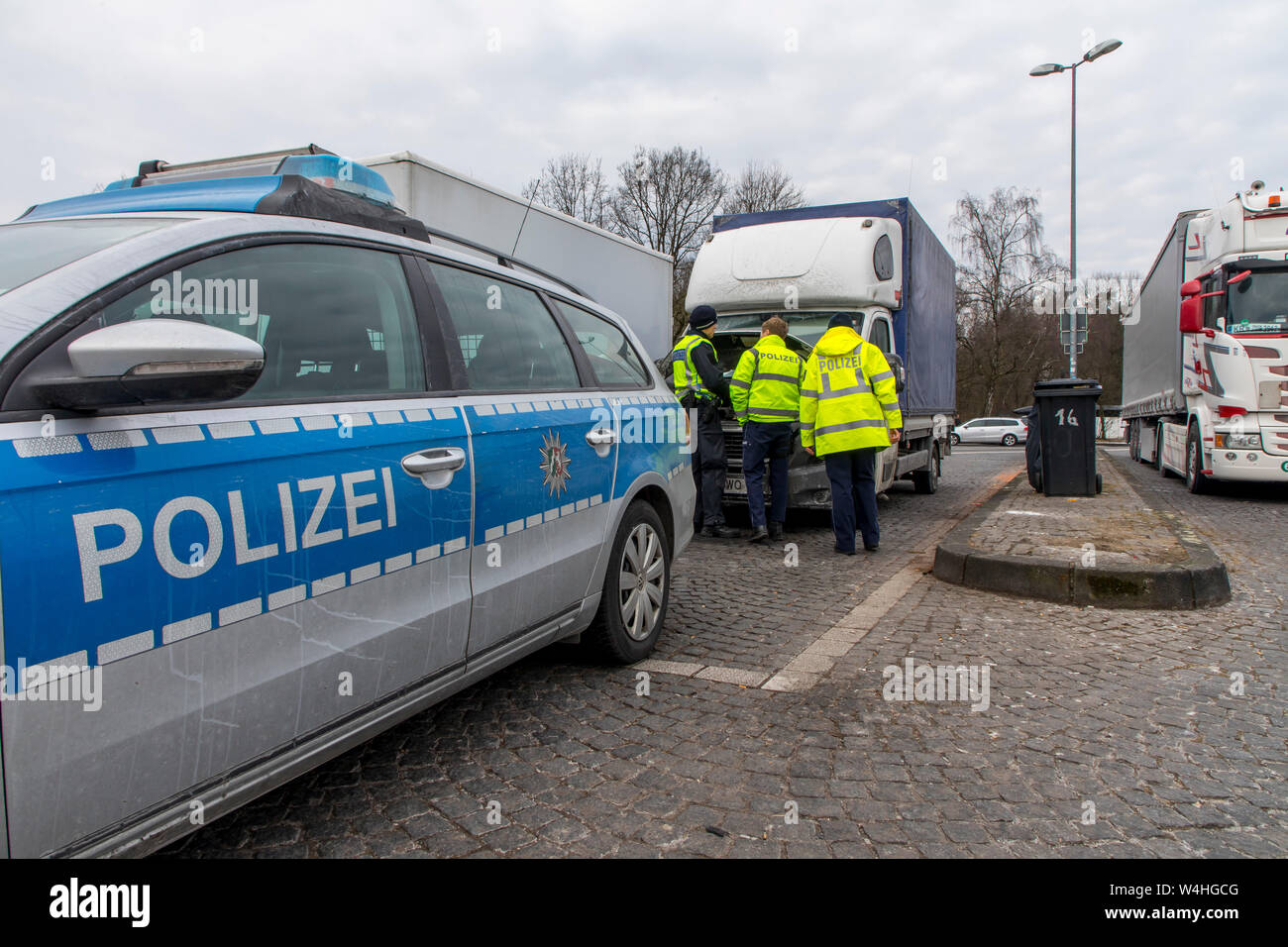 Police checks on the A3 motorway near Solingen, checks on the centre of gravity of trucks, checkpoint at the Ohligser Heide West rest area, Germany, Stock Photo