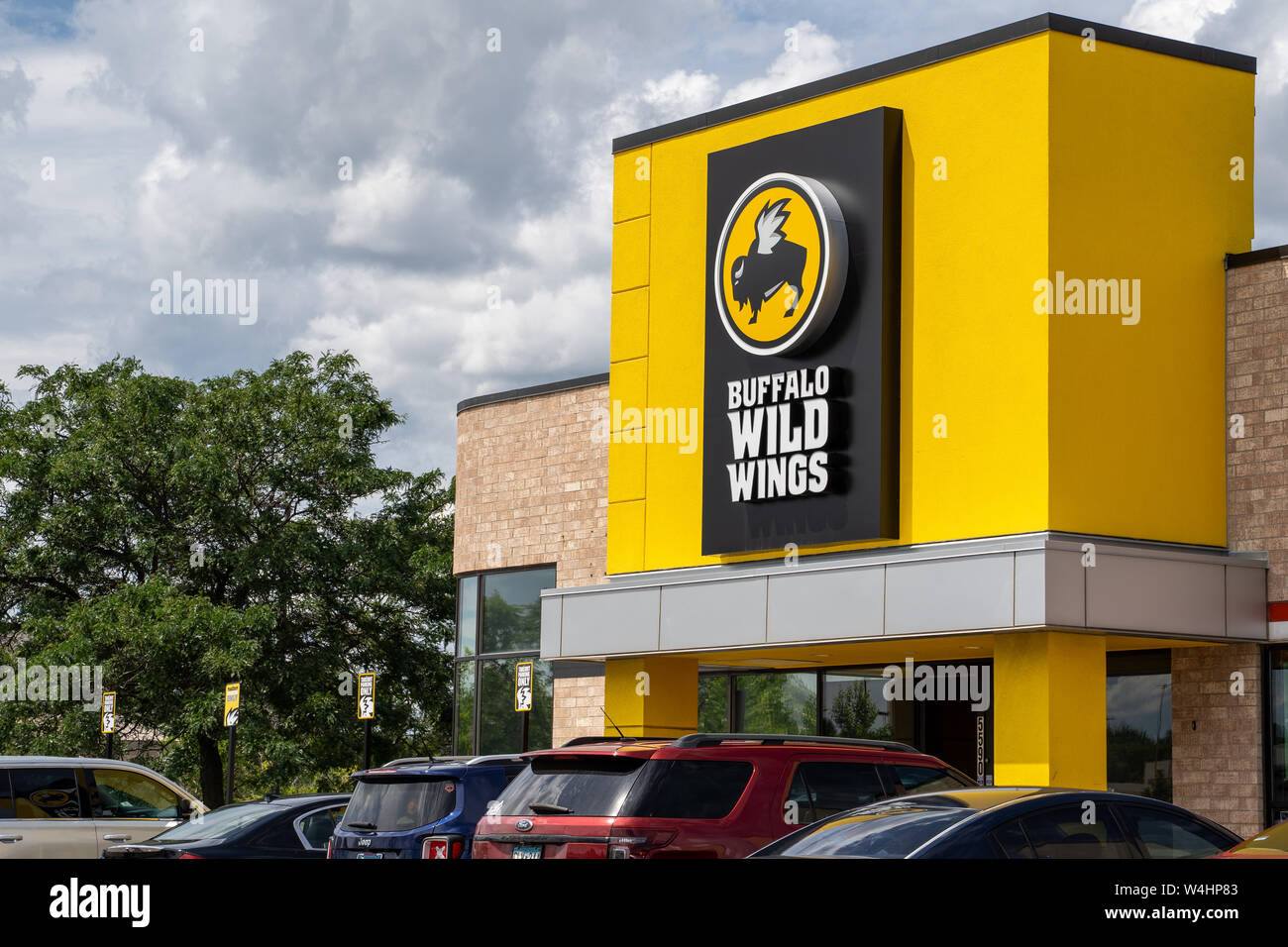 hele Modsatte hovedpine Crystal, Minnesota - July 21, 2019: Exterior of a Buffalo Wild Wings chain  restaurant. Also known as B-Dubs, this dine-in establishment sells chicken  Stock Photo - Alamy