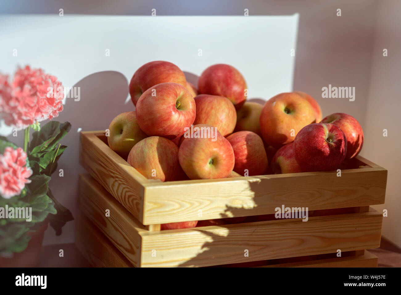 Wooden box with apples at a farmers market Stock Photo - Alamy