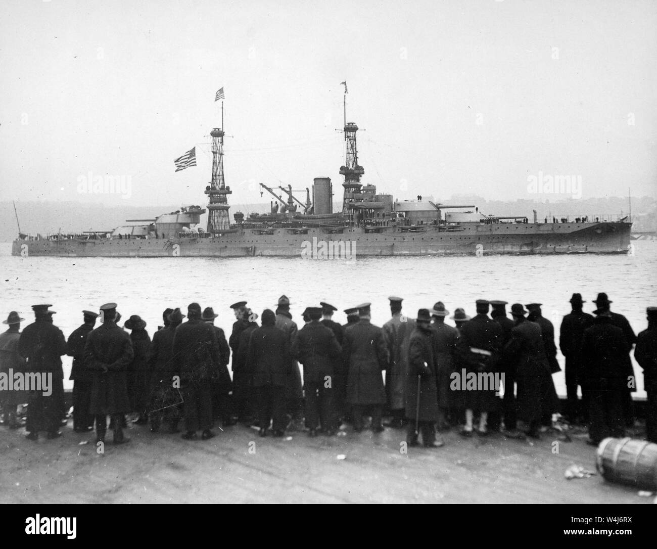USS Arizona (BB-39) battleship built for and by the United States Navy in the mid-1910s and sunk during the Attack on Pearl Harbor on 7 December 1941. Pictured passing 96th Street Pier in great naval review at New York City. circa 1918 Stock Photo