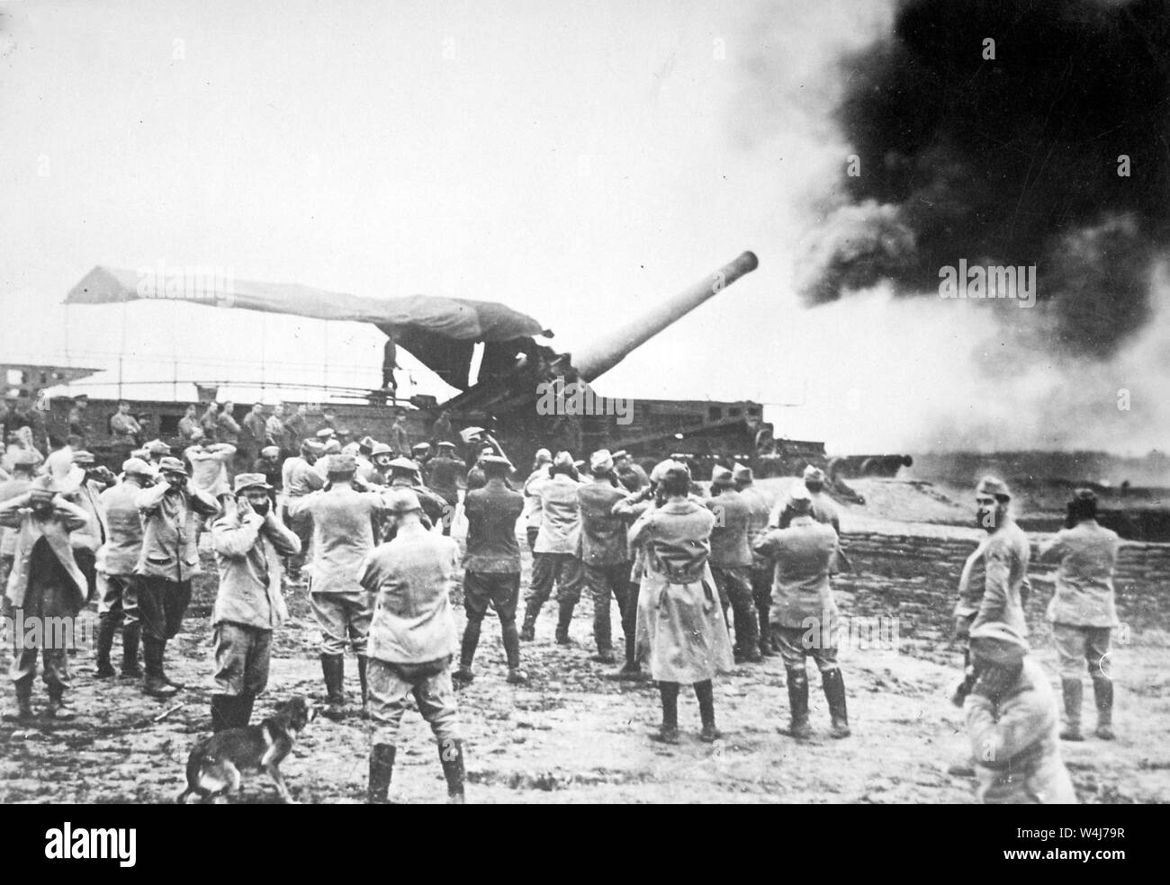 French cannon firing towards German lines during World War One 1918 Stock Photo