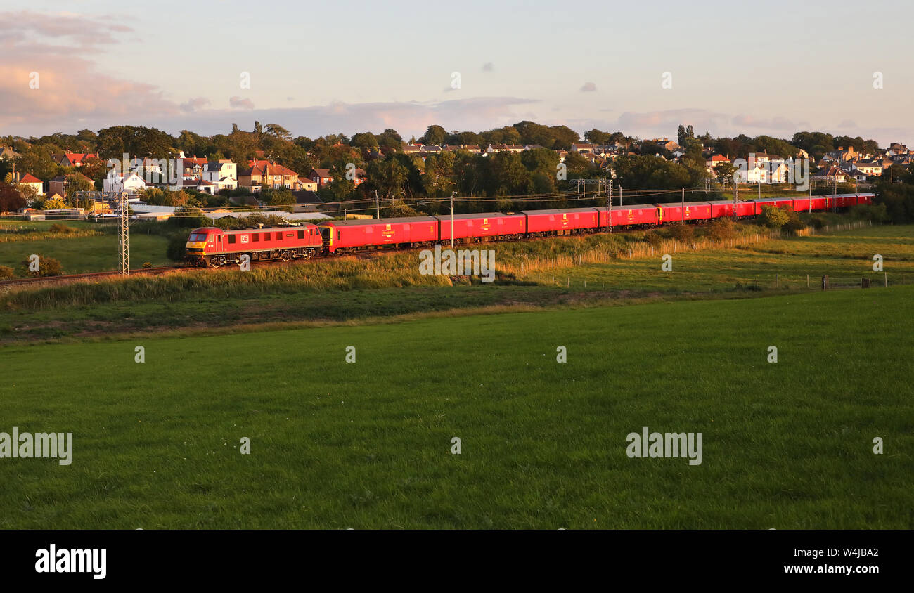 90019 heads past Hest bank with 1s96 Willesden to Sheildmuir 325 Drag. Stock Photo