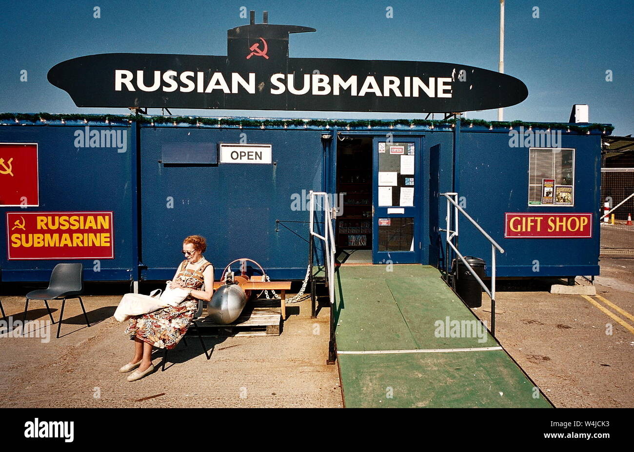 AJAXNETPHOTO. 2001. FOLKESTONE, ENGLAND. - RUSSIAN SUB MUSEUM - PICTURED IN JULY 2001. KIOSK AND ENTRANCE ON THE QUAY. VESSEL'S OWNERS APPLIED TO PLA FOR A BERTH ON THE THAMES.  PHOTO:JONATHAN EASTLAND/AJAX.  REF: TC 4897 24 23A. Stock Photo