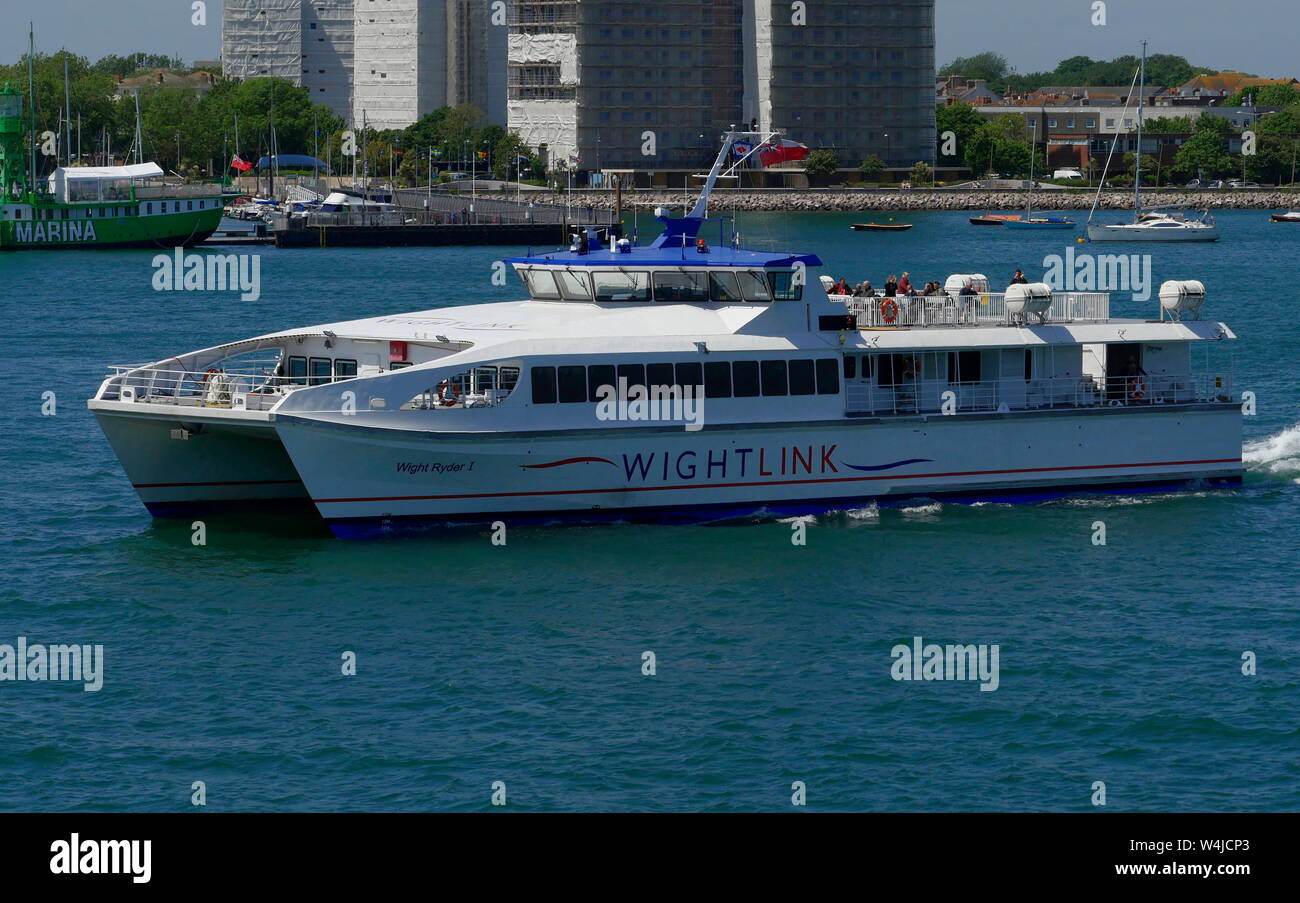 AJAXNETPHOTO. 3RD JUNE, 2019.  PORTSMOUTH, ENGLAND - PORTSMOUTH TO ISLE OF WIGHT WIGHT LINK WIGHT RYDER I LEAVING HARBOUR. PHOTO:JONATHAN EASTLAND/AJAX REF:GX8 190306 320 Stock Photo