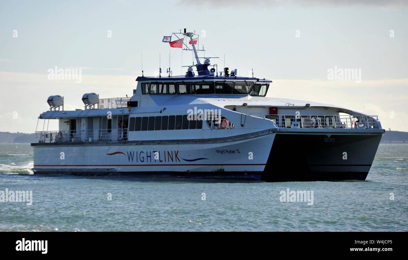 AJAXNETPHOTO. MARCH, 2015.  PORTSMOUTH, ENGLAND - PORTSMOUTH TO ISLE OF WIGHT WIGHT LINK WIGHT RYDER II ARRIVING PHOTO:TONY HOLLAND/AJAX REF:DTH150303 36783 Stock Photo