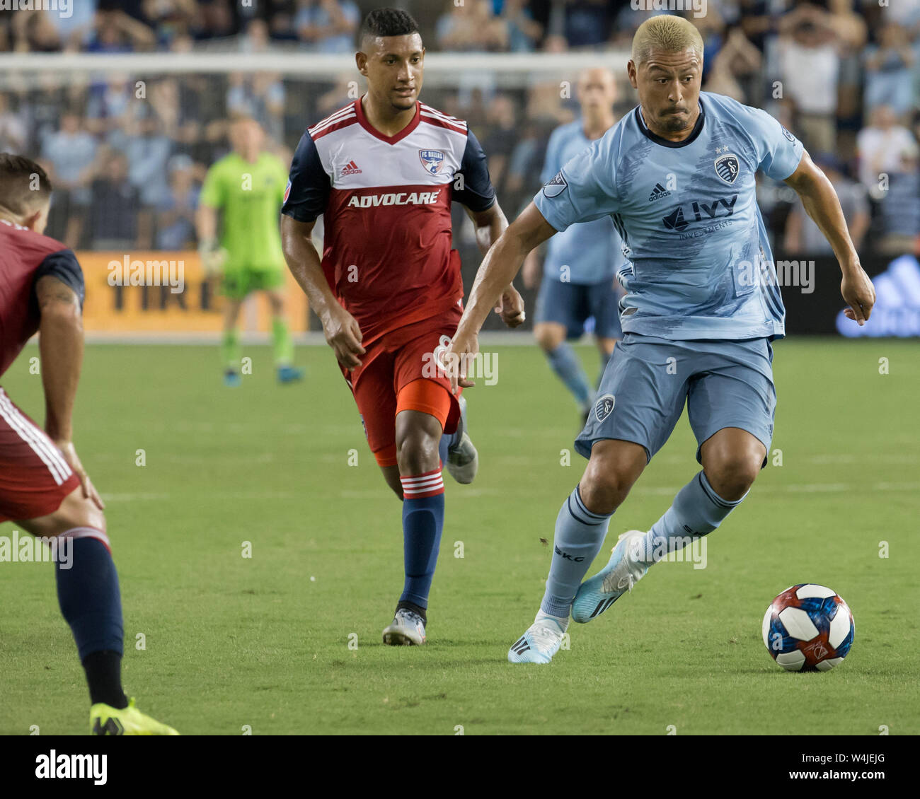 Kansas City, Kansas, USA. 20th July, 2019. Sporting KC midfielder Roger Espinoza #17 (r) makes a first-time game appearance after a 3-month hiatus from a knee injury. At left is FC Dallas midfielder Bryan Acosta #8. Credit: Serena S.Y. Hsu/ZUMA Wire/Alamy Live News Stock Photo