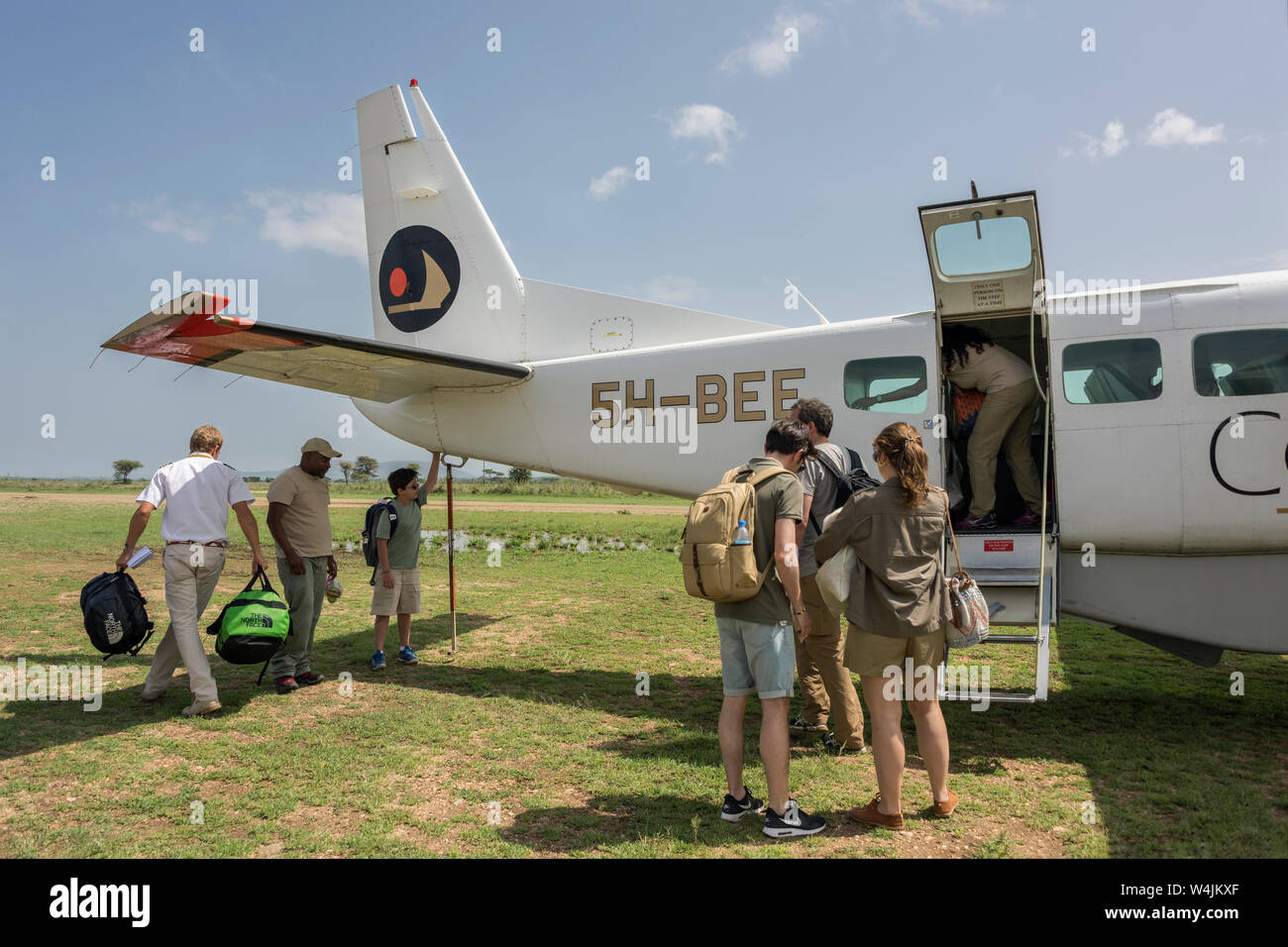 Loading up the safari plane, Seronera airport, Serengeti, Tanzania Stock Photo