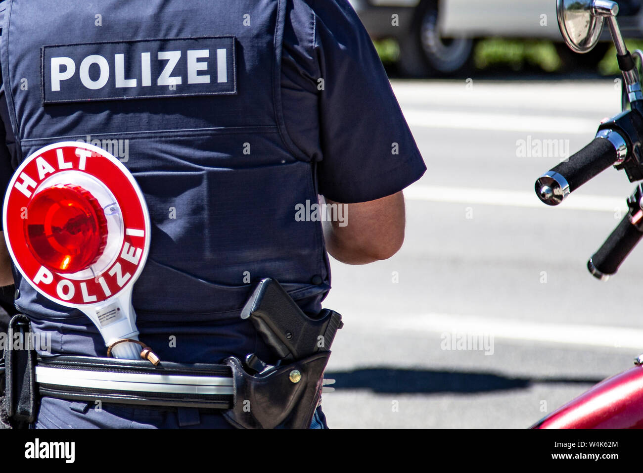 Polizeibeamter in Uniform bei Verkehrskontrolle Stock Photo