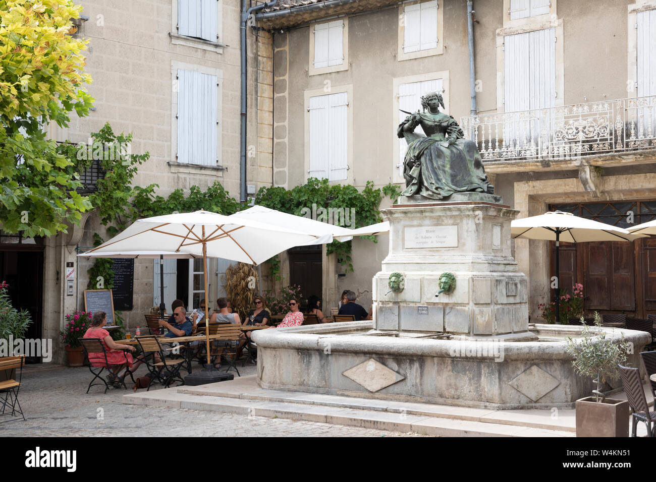 Restaurants and statue of Marie de Rabutin-Chantal, (Marquise de Sévigné) in Place Sévigné Stock Photo