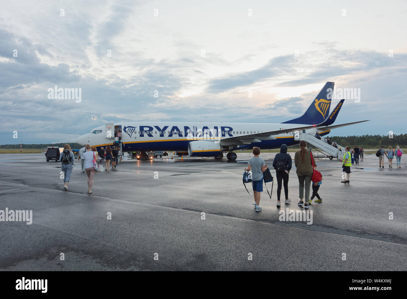 Boarding passengers aircraft hi-res stock photography and images - Alamy