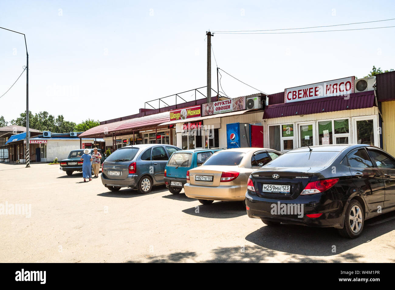 Car parking along the roadside hi-res stock photography and images - Alamy