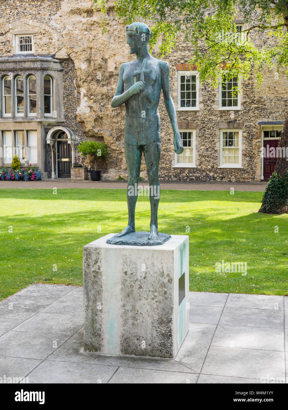 Statue of St Edmund by Dame Elizabeth Frink beside Bury St Edmunds cathedral Stock Photo