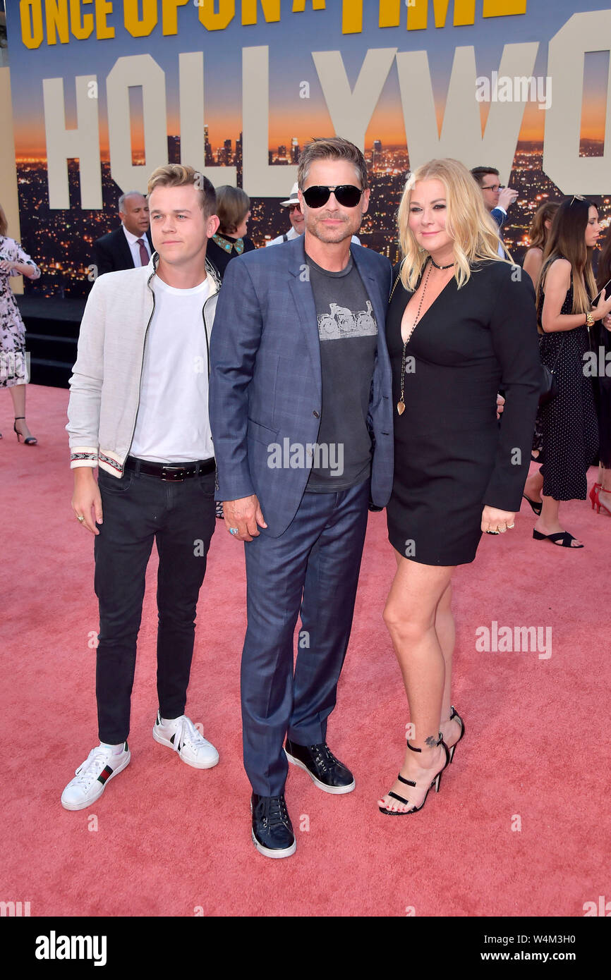 Los Angeles, USA. 22nd July, 2019. Rob Lowe with son John Owen Lowe and wife Sheryl Berkoff at the premiere of the feature film 'Once Upon a Time . in Hollywood' at the TCL Chinese Theater. Los Angeles, 22.07.2019 | usage worldwide Credit: dpa/Alamy Live News Stock Photo