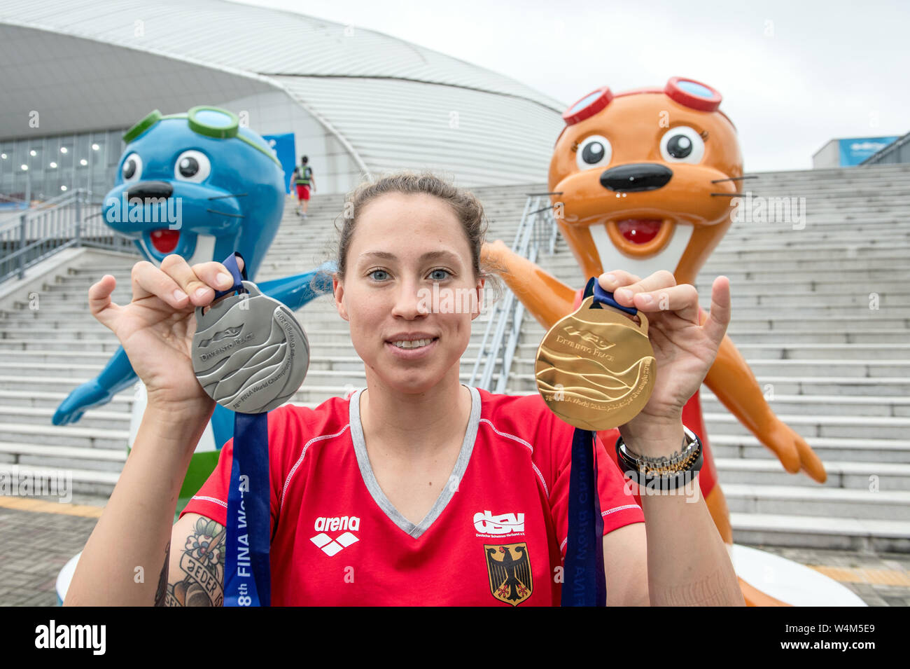 Gwangju South Korea 24th July 19 Swimming World Championship Sarah Kohler Shows In Front Of The Mascots Suri Dari Two Otters Her Silver Medal For The Second Place Over 1500 Meters