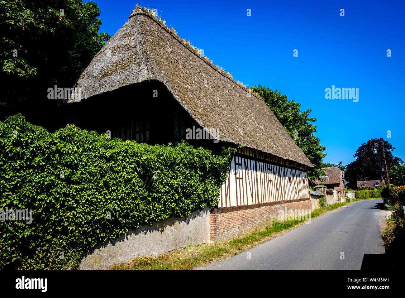 Normandy france thatched cottage hires stock photography and images