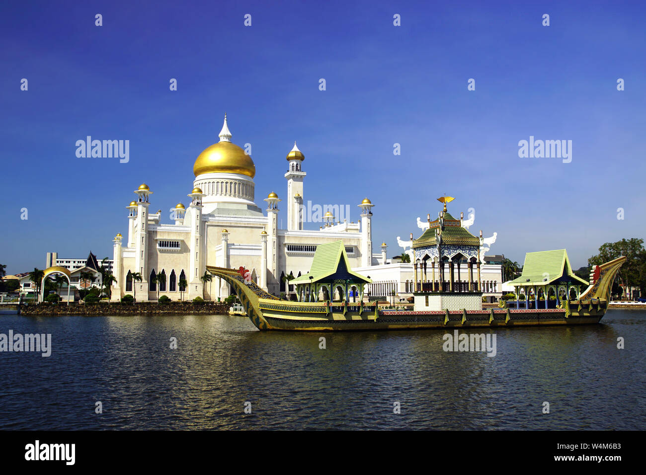 Omar Ali Saifuddien Mosque and Ceremonial Barge in Bandar Seri Begawan, Brunei Darussalam Stock Photo