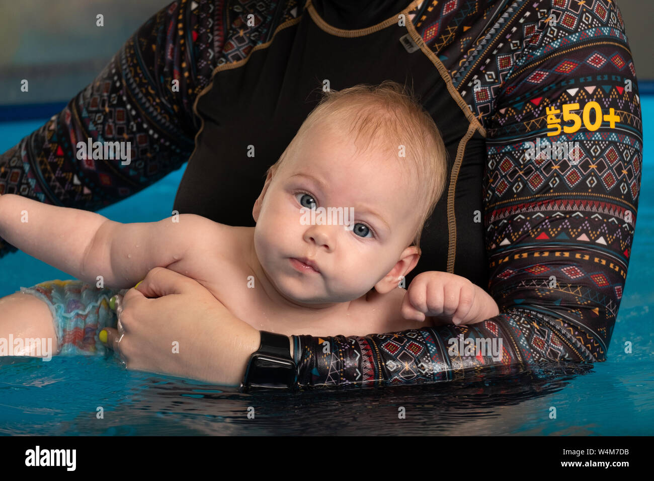 Infant swimming. Baby girl swimming in a pool Stock Photo Alamy