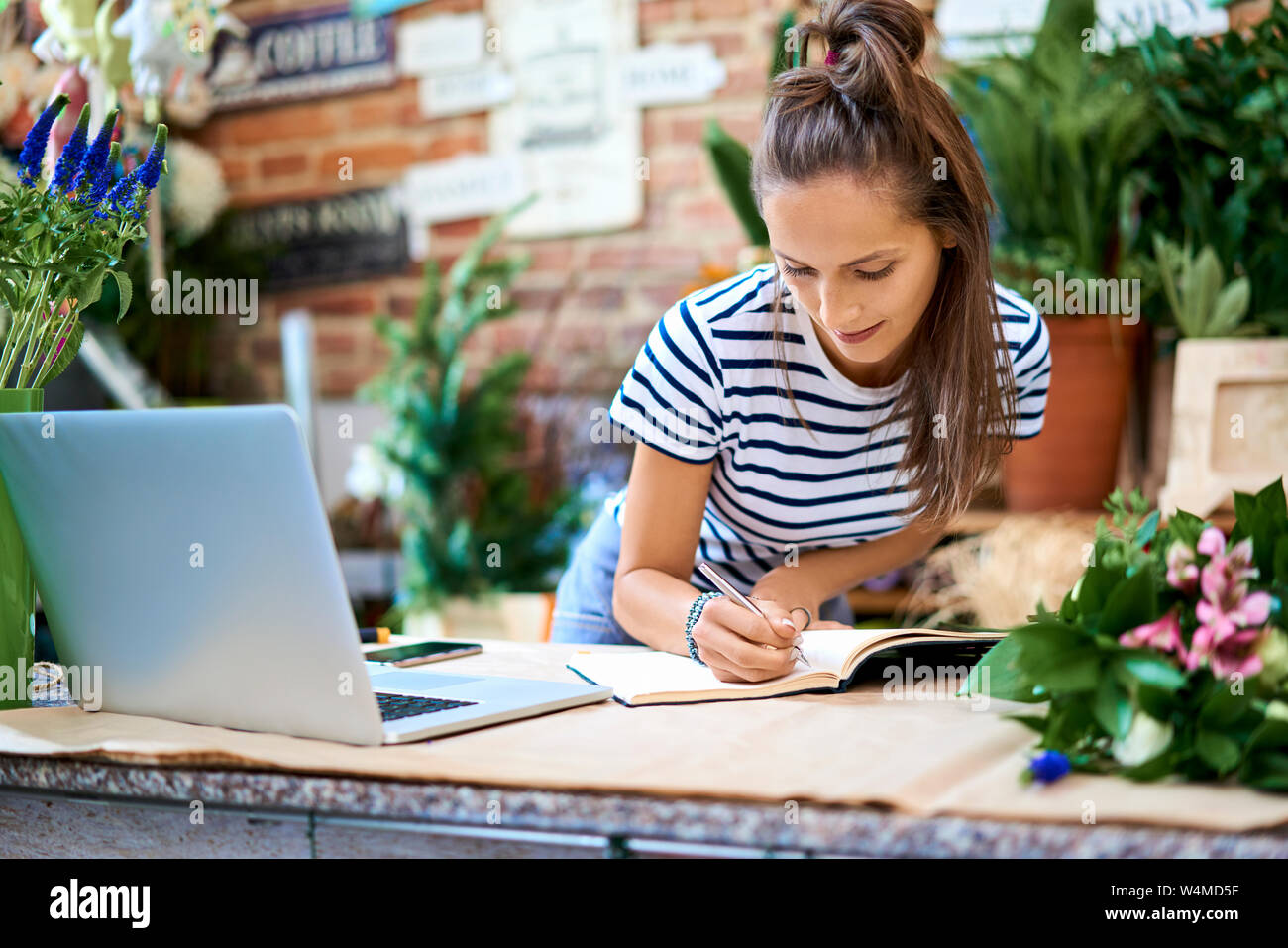 Woman leaning against counter hi-res stock photography and images - Alamy