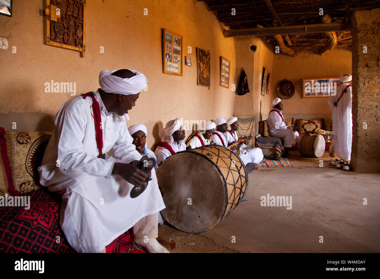 Músicos del pueblo de Khamlia, antiguos esclavos provenientes de Sudán, Merzouga, Desierto del Sáhara, Marruecos, Africa Stock Photo