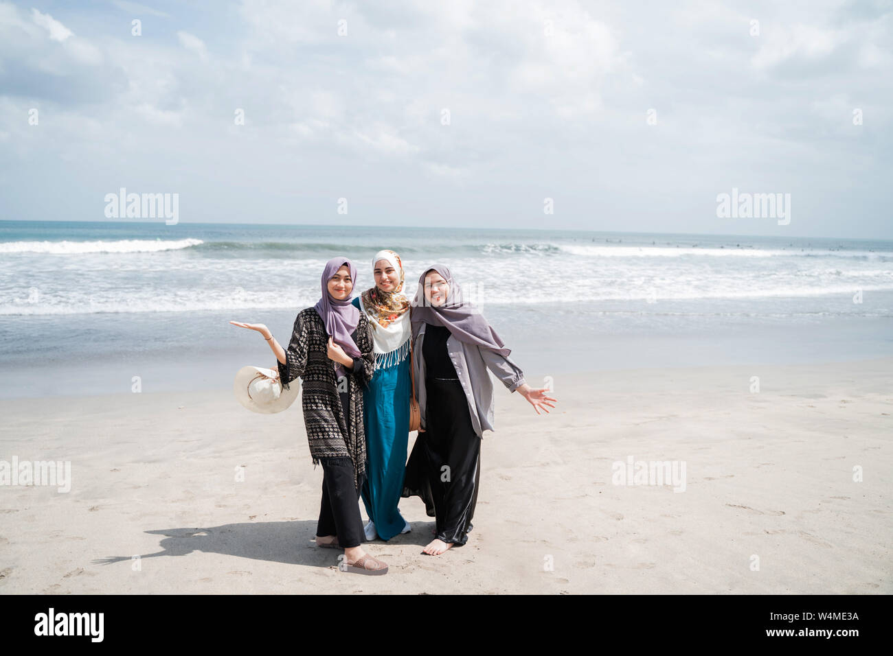 Veiled woman beach hi-res stock photography and images - Alamy