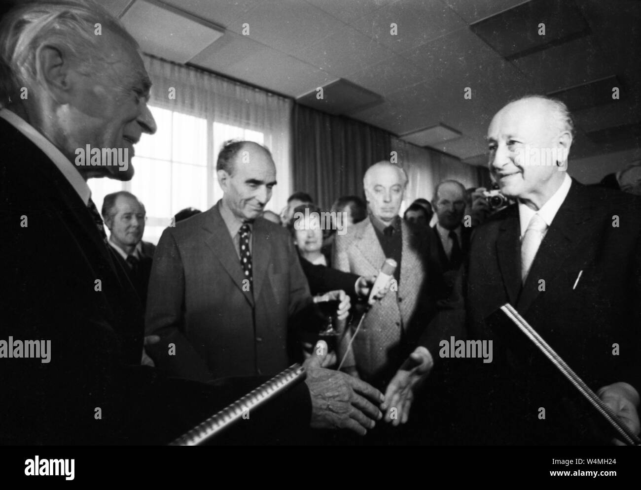 The senior of the West German Communists (KPD/ DKP), Max Reimann, celebrates his 75th birthday on 31 October 1973 in Duesseldorf. Max Reimann (l) with Albert Norden (SED, r) and Kurt Bachmann (2.v.l.) | usage worldwide Stock Photo