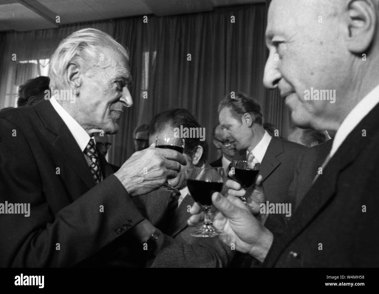 The senior of the West German Communists (KPD/ DKP), Max Reimann, celebrates his 75th birthday on 31 October 1973 in Duesseldorf. Max Reimann (l) and Albert Norden (SED, r) | usage worldwide Stock Photo