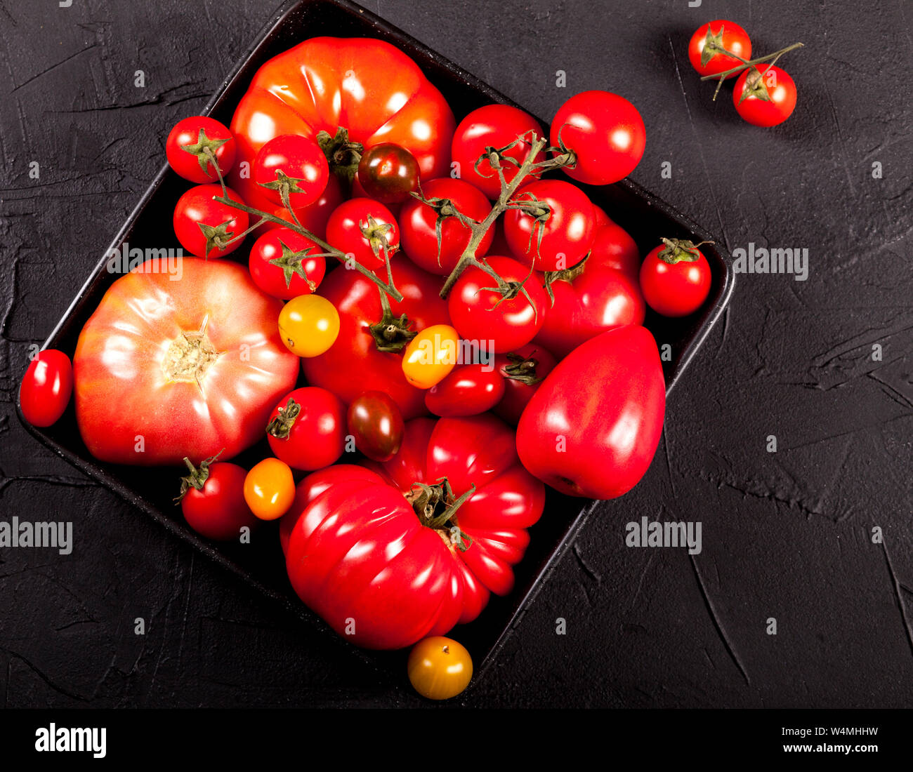 Black top heirloom tomatoes hi-res stock photography and images - Alamy