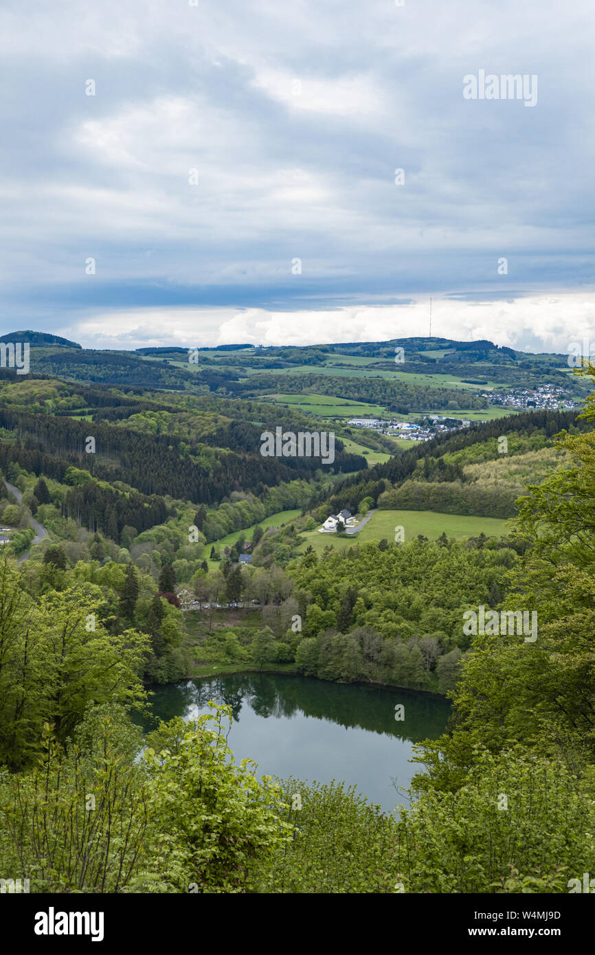 Blick auf das Gemuendener Maar, das nördlichste der drei Dauner Maare