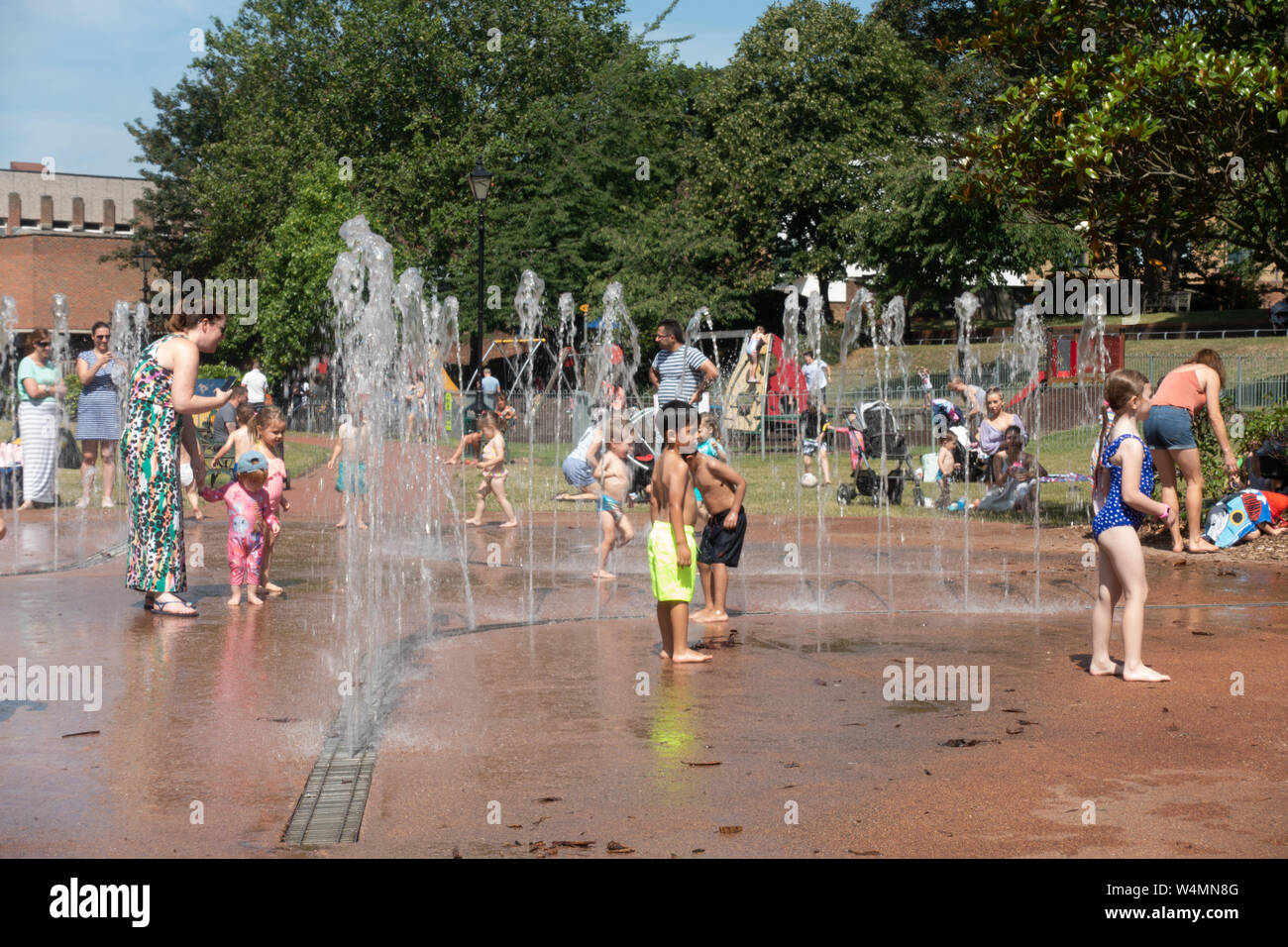 Windsor, UK. 25th July, 2019: UK Weather - young families cope with the heat by cooling down in fountains in Bachelors' Acre in Windsor. Matthew Ashmore/Alamy Live News Stock Photo