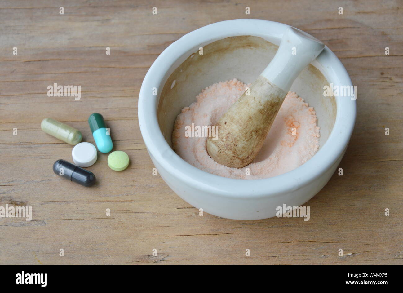 Таблетки аспирина растолочь. Измельчение порошков в ступке. Разломанная пилюля. Растолочь таблетки в порошок. Ступка с порошком.