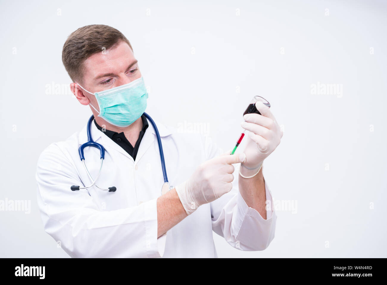 Doctor prepare to make injection Stock Photo - Alamy