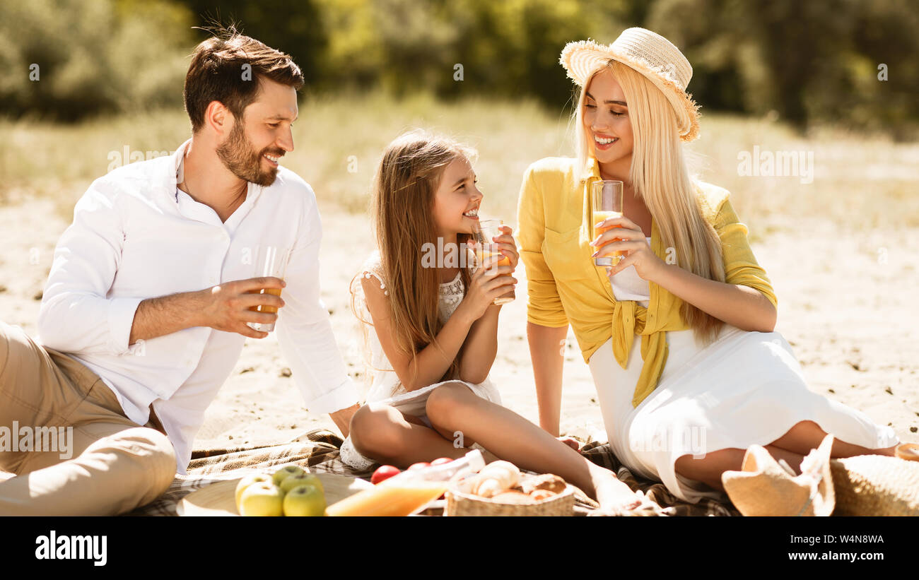 Happy family having picnic hi-res stock photography and images - Alamy