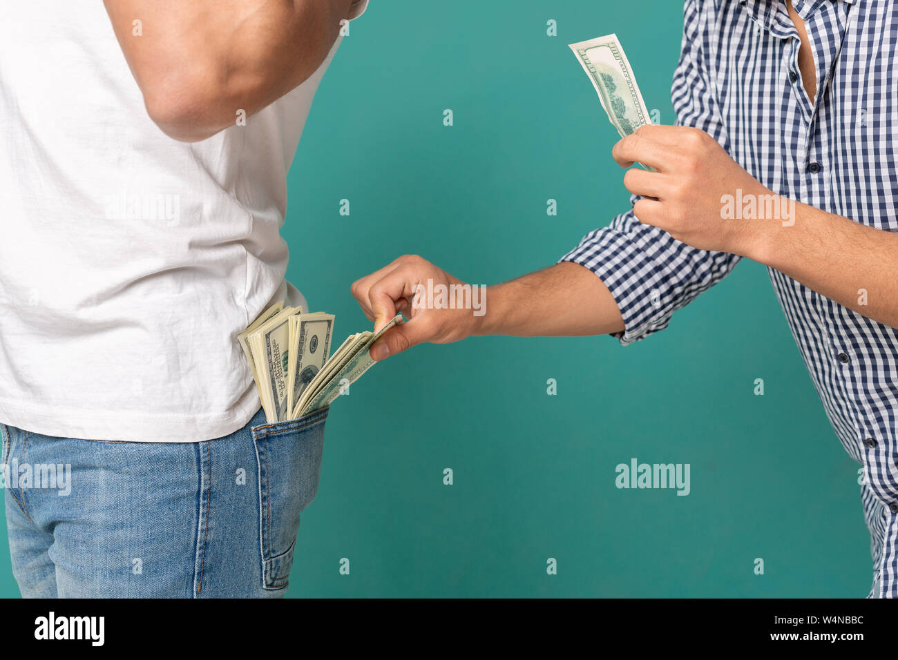 Сотрудник ворует. Человек который ворует деньги. Воришка ворует. Воровство иллюстрации. Человек который ворует деньги.