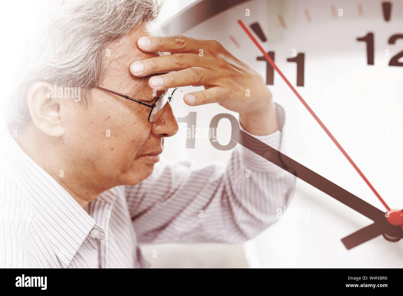 elder man time losing his memory from amnesia.  Brain Stroke death clock countdown concept. Stock Photo