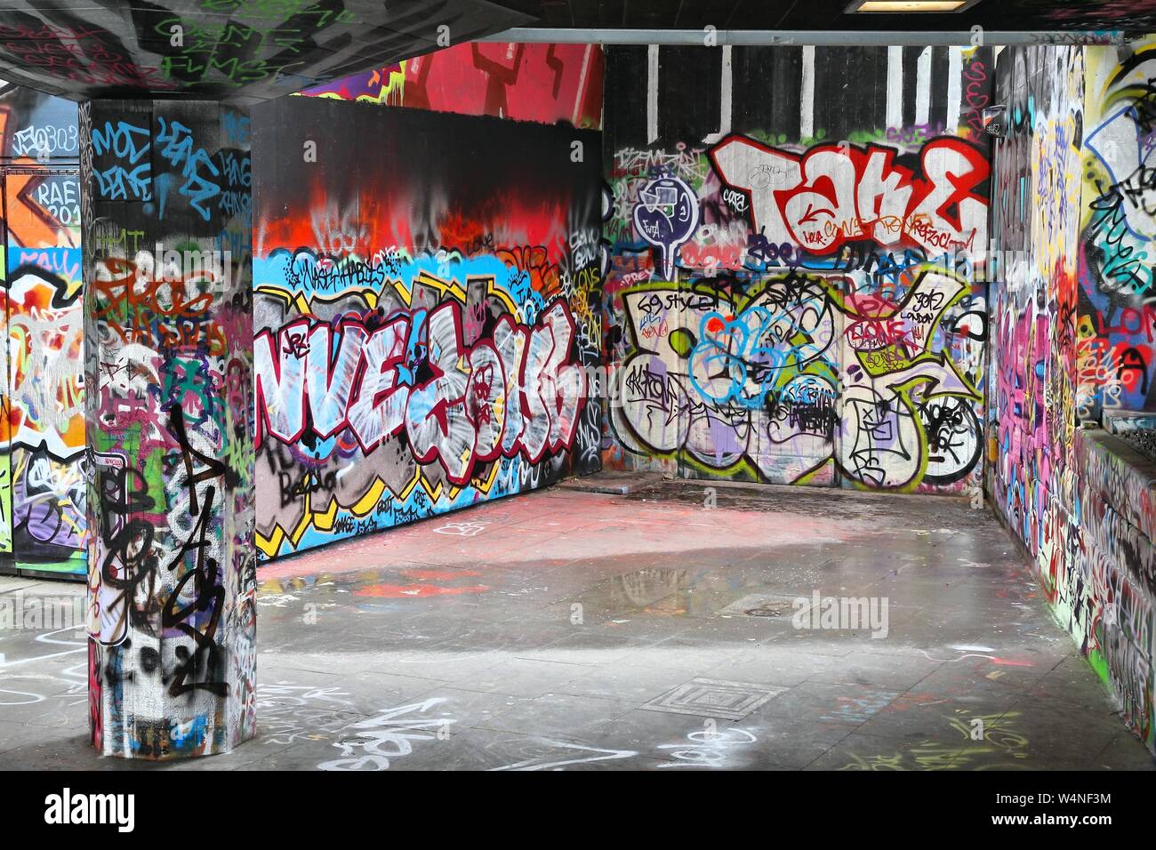 Legal graffiti wall london hires stock photography and images Alamy