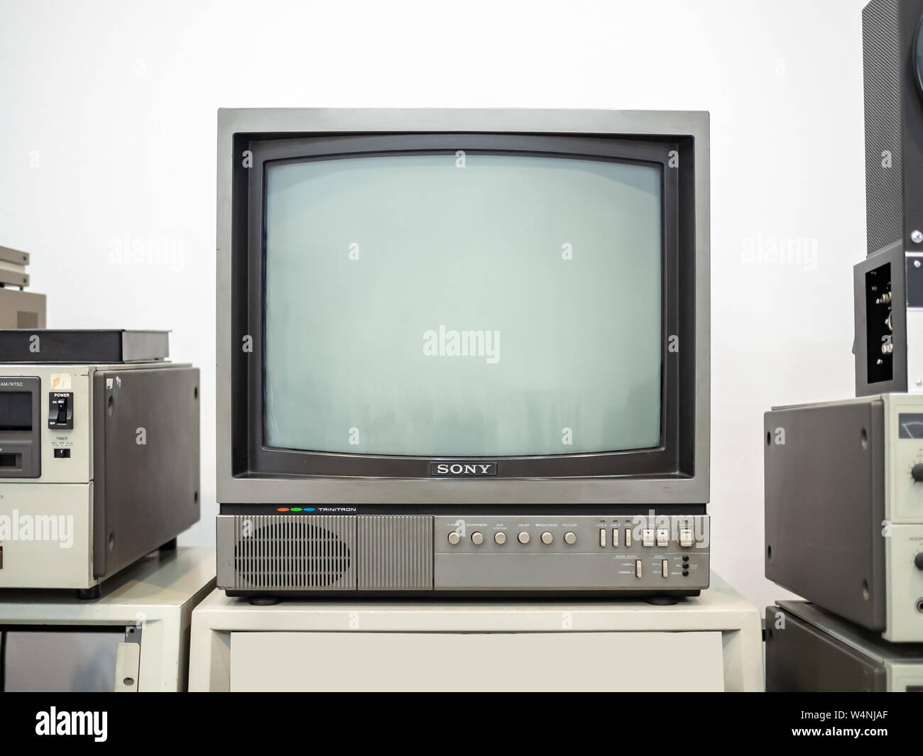 Television set 80's hi-res stock photography and images - Alamy