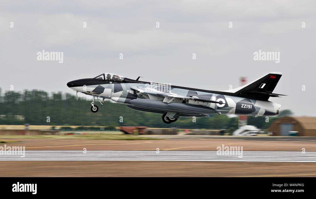 Hawker Hunter F.58 (ZZ191) landing at RAF Fairford Stock Photo - Alamy