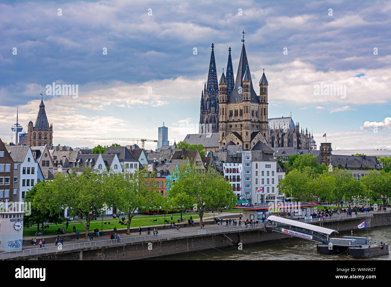 Germany, North Rhine-Westphalia, Cologne, the Louis Vuitton Store at the  Blau-Gold-House near the cathedral. Deutschland, Nordrhein-Westfalen, Koeln  Stock Photo - Alamy