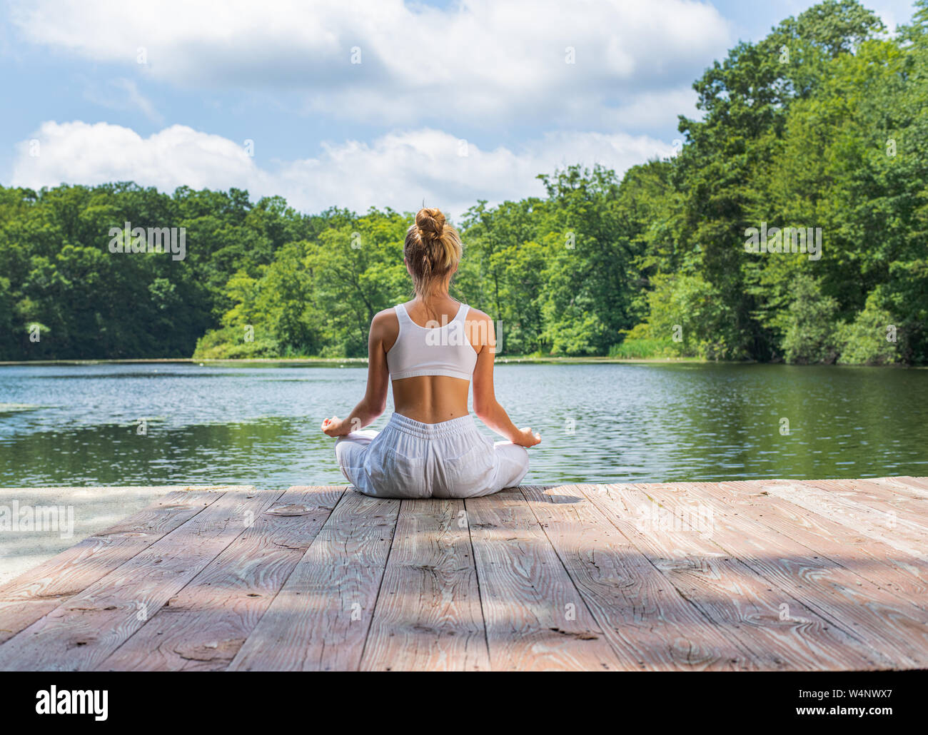 Плейлист медитация. Медитация возле озера. Доброе утро медитация. Практикует дзен.