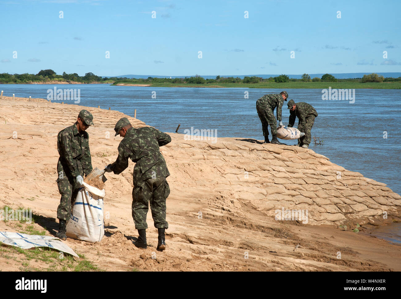 Bahia, September 23, 2006. Army soldiers making sandbag barriers to try to contain the landslide on the banks of the São Francisco river in the wester Stock Photo