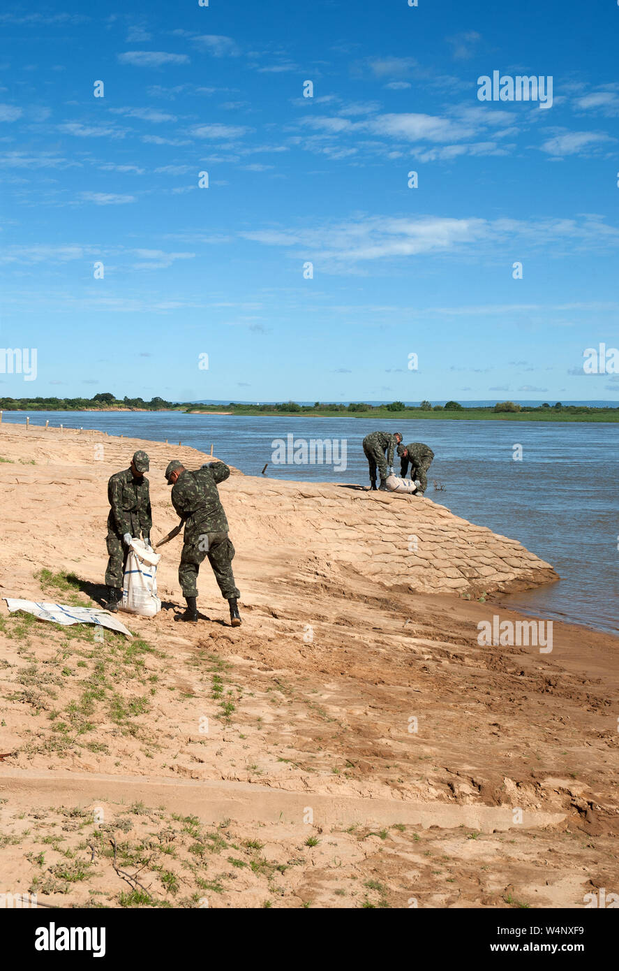 Bahia, September 23, 2006. Army soldiers making sandbag barriers to try to contain the landslide on the banks of the São Francisco river in the wester Stock Photo