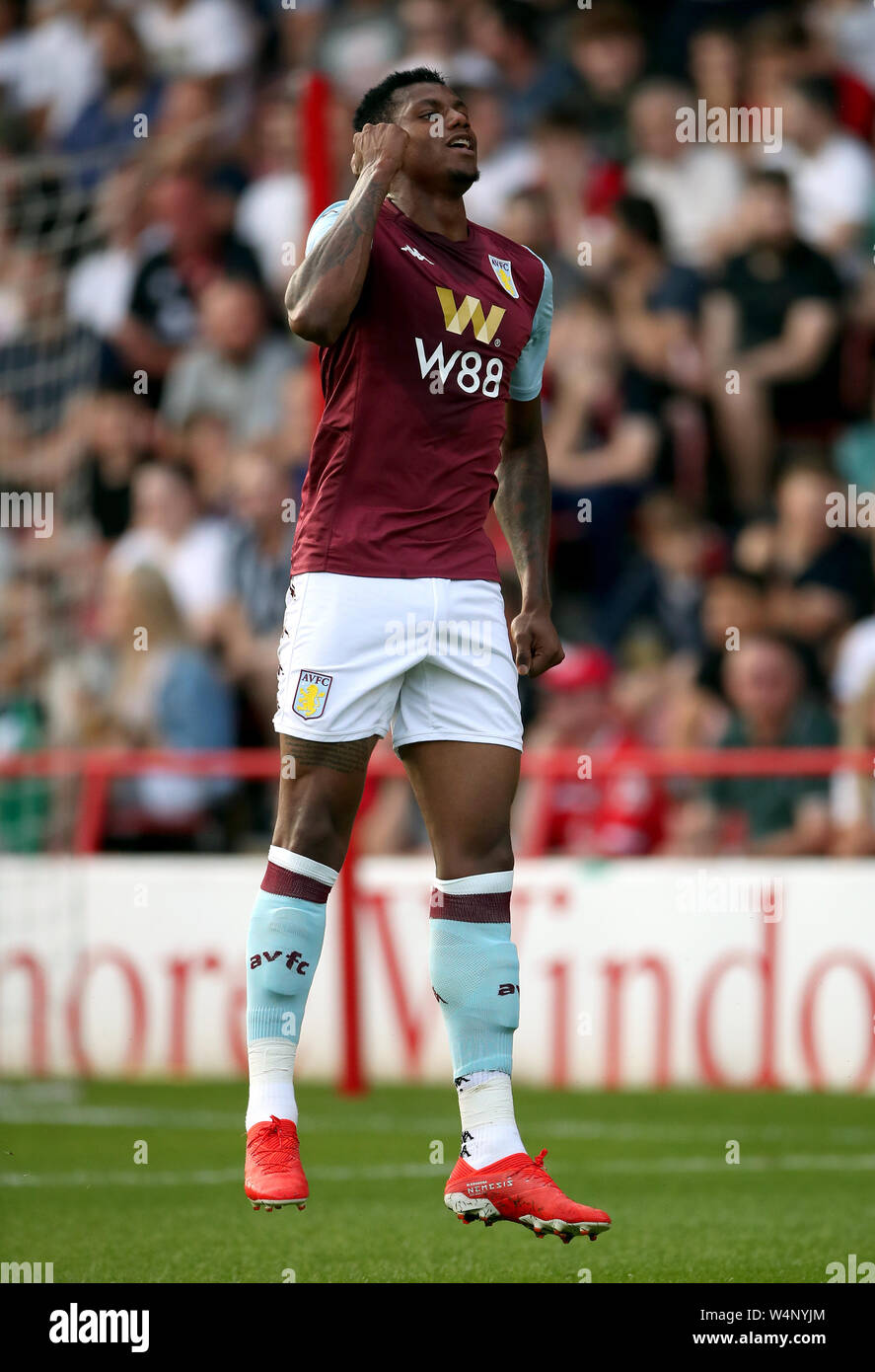 Wesley Moraes, do Aston Villa, doa cestas básicas para famílias