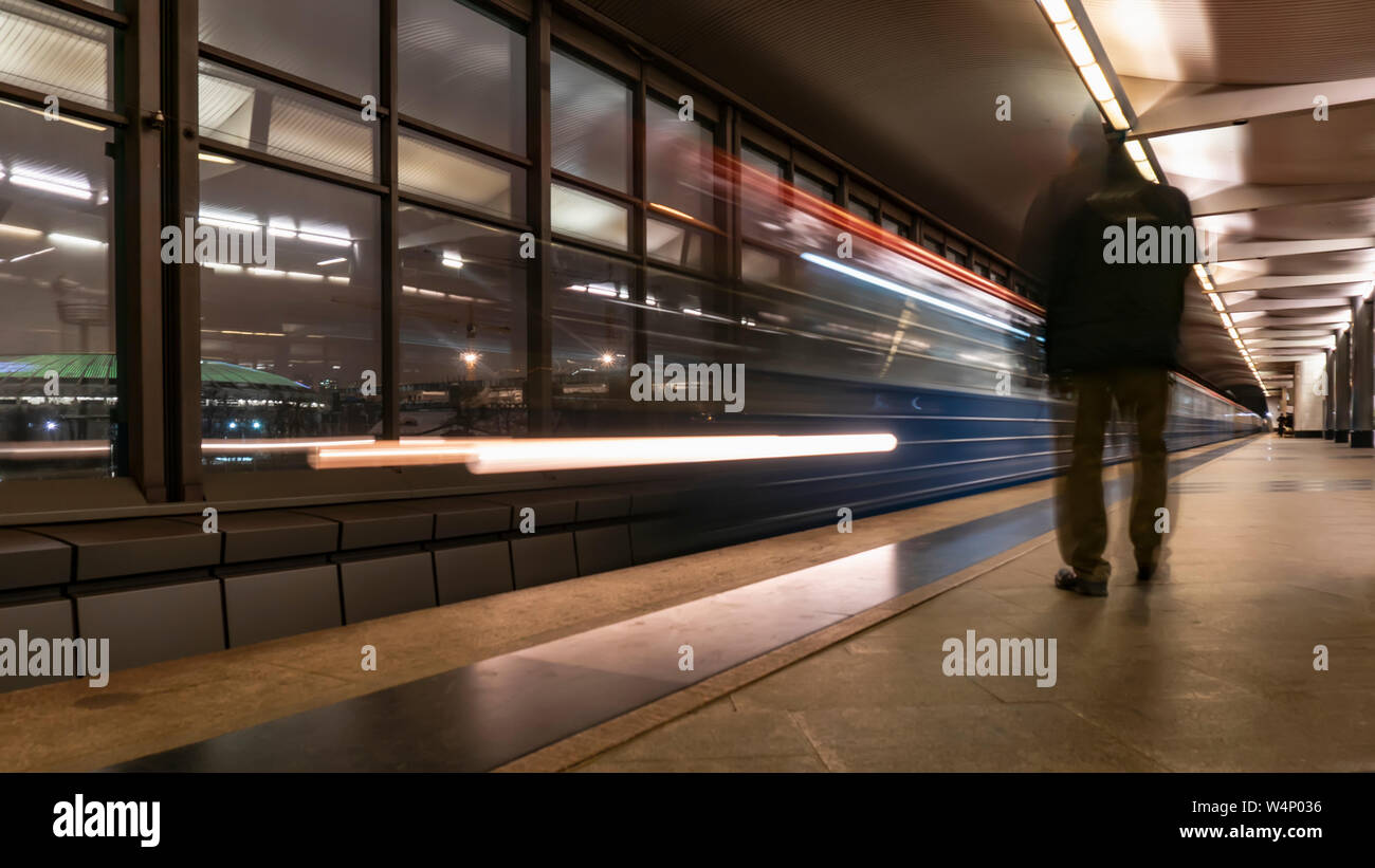 the movement of people on the subway platform when the train arrives Stock Photo